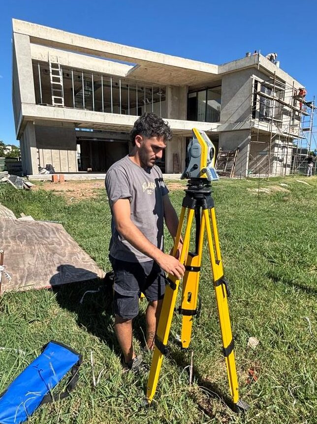 Manuel Martín, Ingeniero Agrimensor, operando estación total en obra en construcción en Buenos Aires