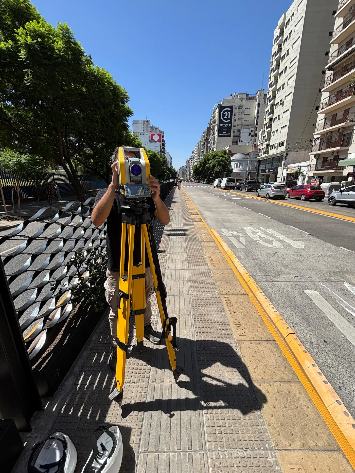 Relevamiento topográfico urbano con estación total en avenida de Buenos Aires
